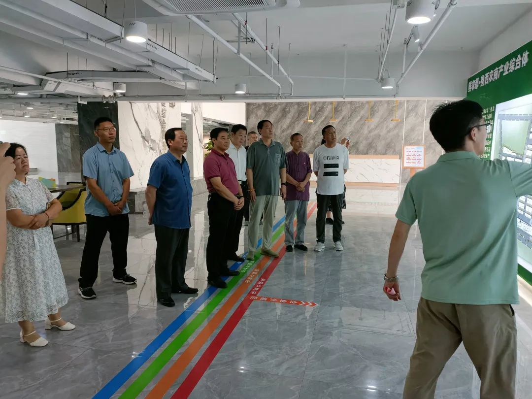 济宁市读书协会走进嘉祥鲜农都市场管理有限公司开展书画惠企活动
