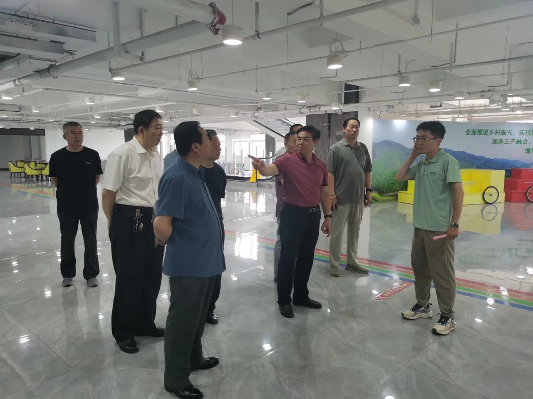 济宁市读书协会走进嘉祥鲜农都市场管理有限公司开展书画惠企活动