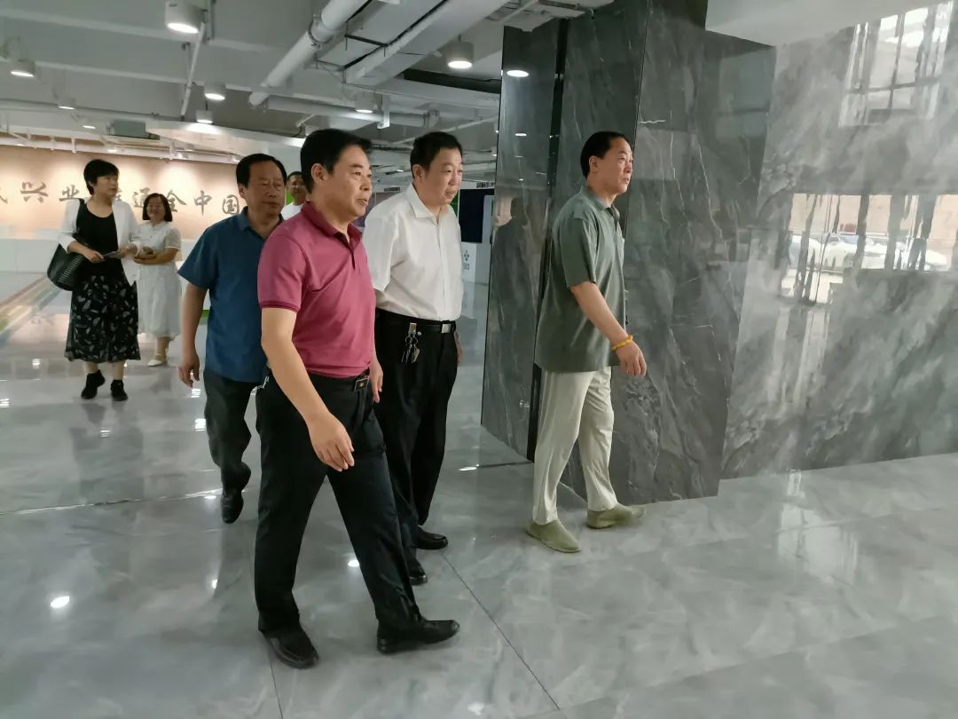 济宁市读书协会走进嘉祥鲜农都市场管理有限公司开展书画惠企活动