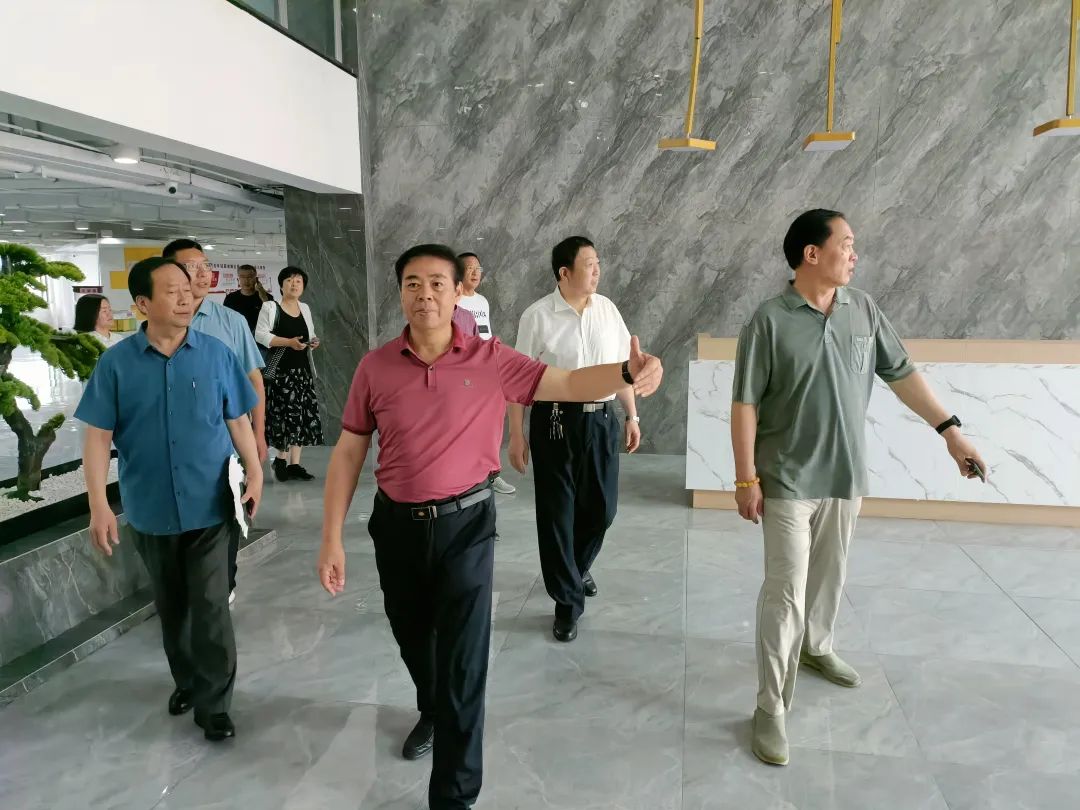 济宁市读书协会走进嘉祥鲜农都市场管理有限公司开展书画惠企活动