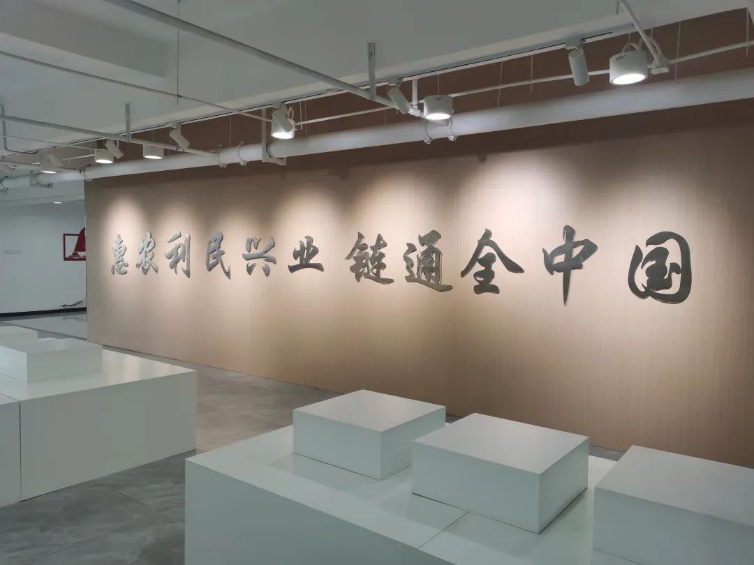 济宁市读书协会走进嘉祥鲜农都市场管理有限公司开展书画惠企活动