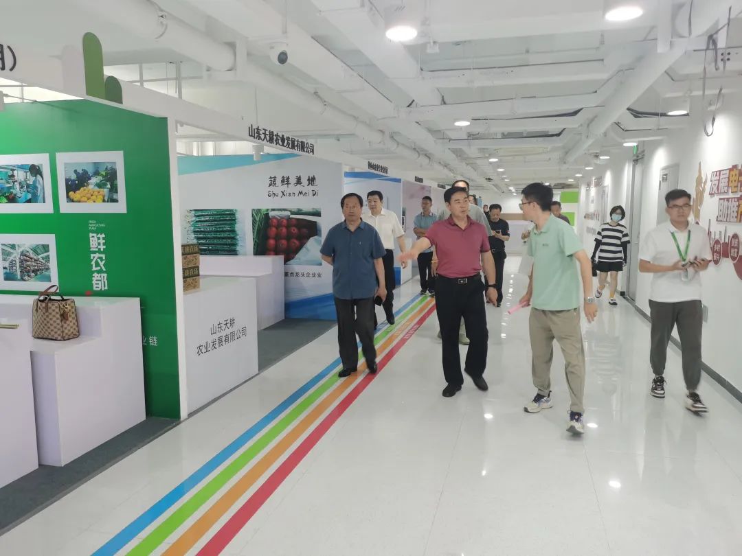 济宁市读书协会走进嘉祥鲜农都市场管理有限公司开展书画惠企活动