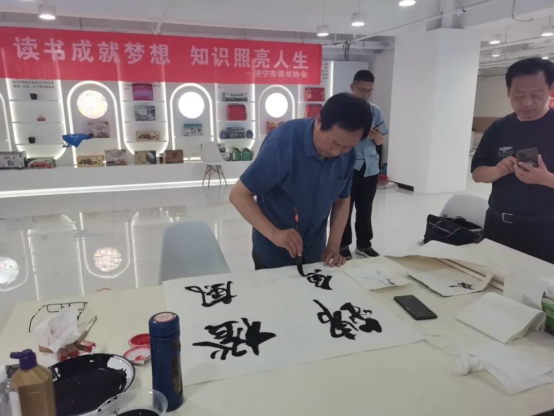 济宁市读书协会走进嘉祥鲜农都市场管理有限公司开展书画惠企活动