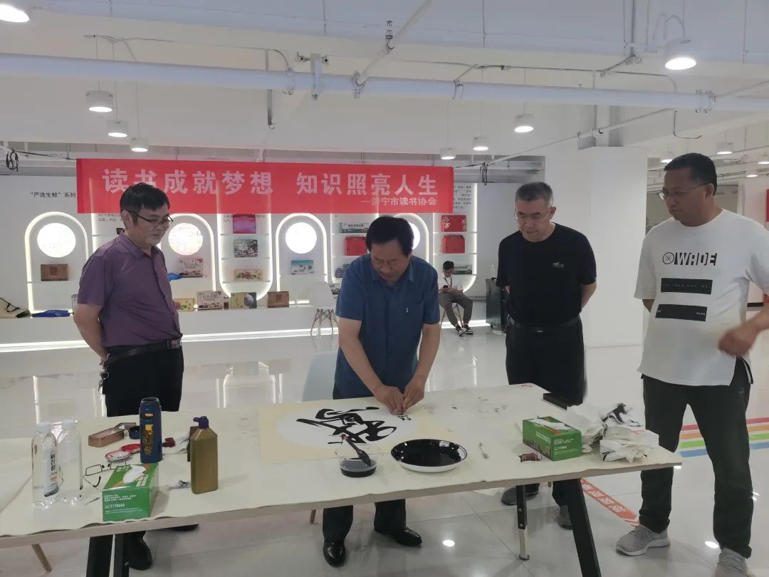 济宁市读书协会走进嘉祥鲜农都市场管理有限公司开展书画惠企活动