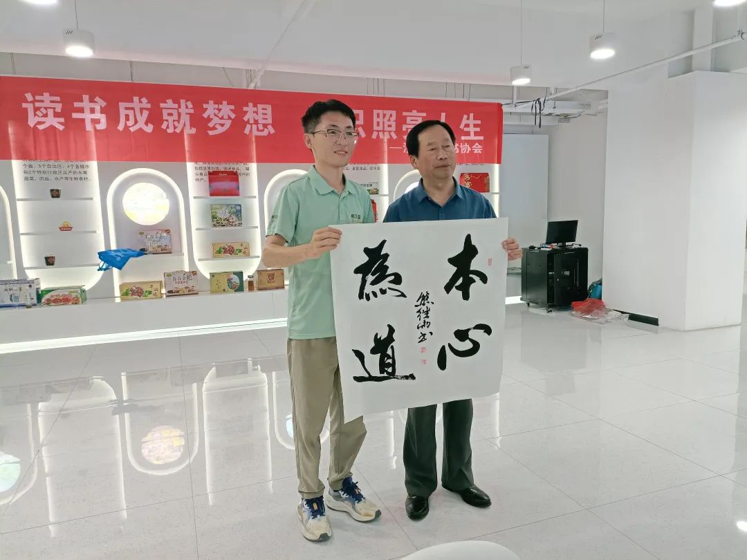 济宁市读书协会走进嘉祥鲜农都市场管理有限公司开展书画惠企活动