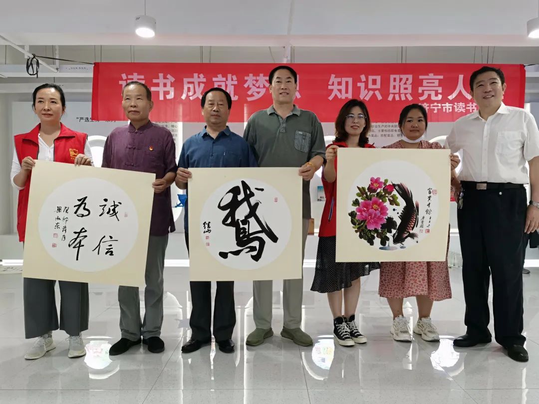 济宁市读书协会走进嘉祥鲜农都市场管理有限公司开展书画惠企活动